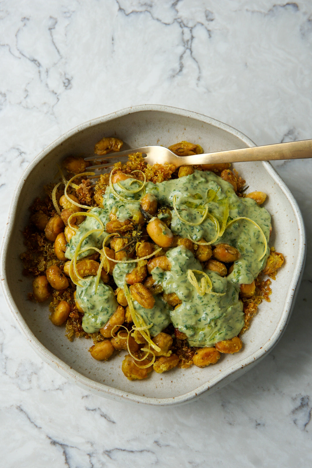 Yeşil Tahin Soslu Çıtır Kinoa ve Fasulye Salatası