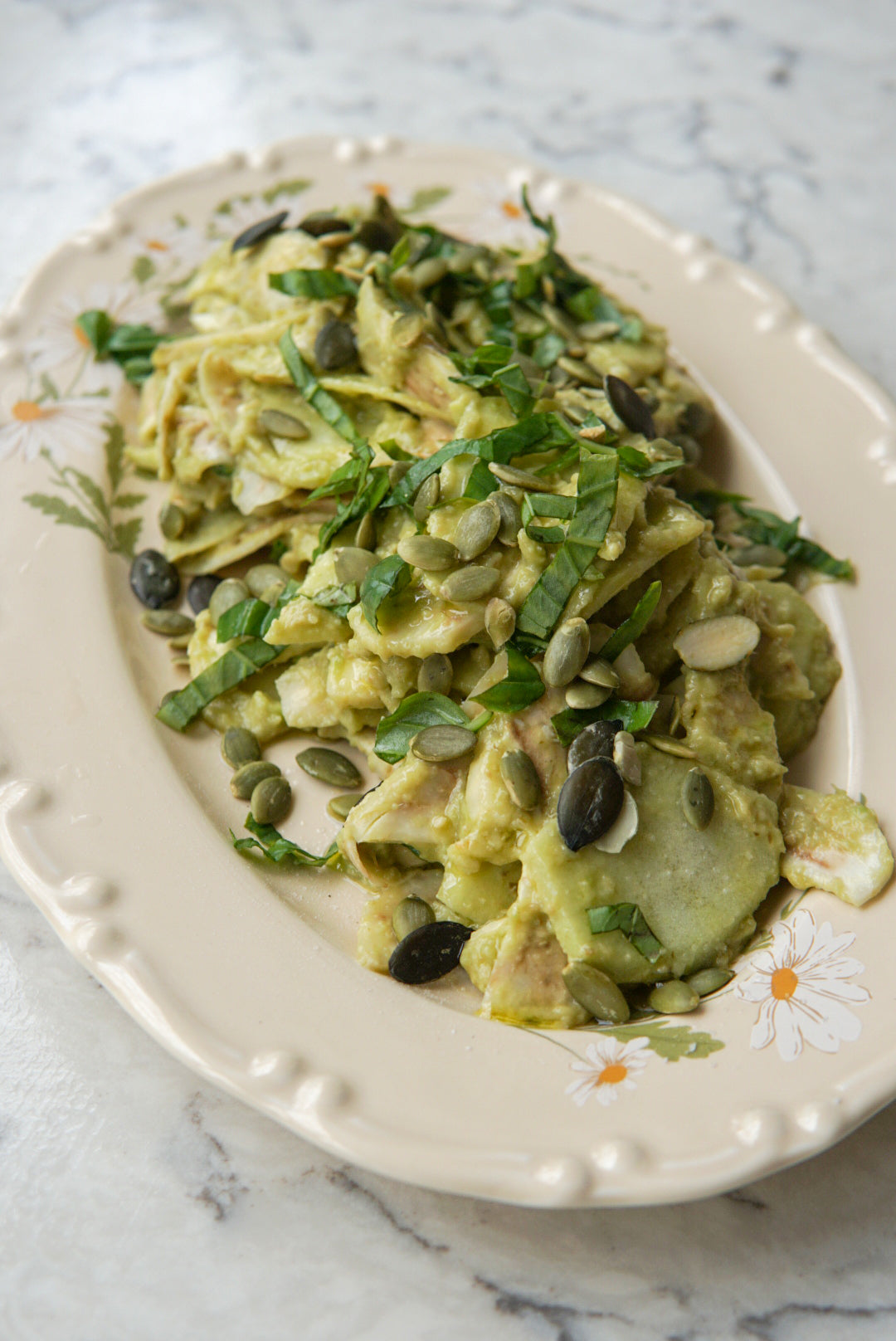 Avokado Soslu Çiğ Enginar & Yeşil Elma Salatası