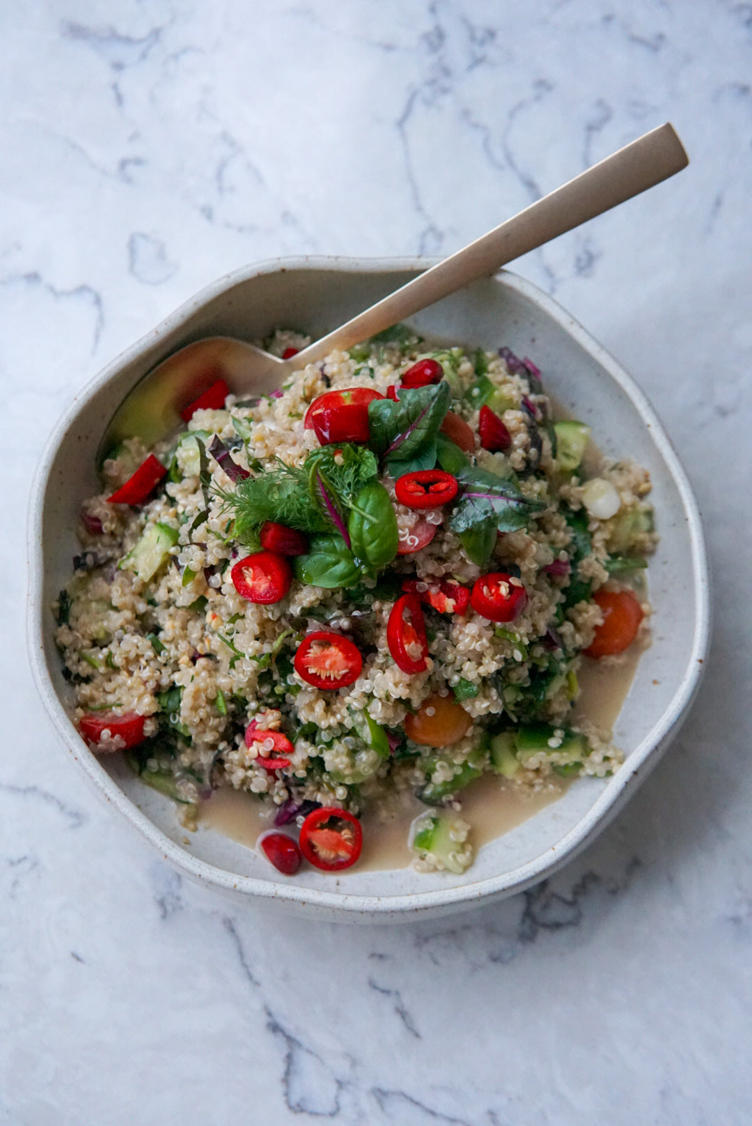Taze Yeşillikli, Tahin Soslu ve Fermente Kırmızı Biberli Kinoa Salatası