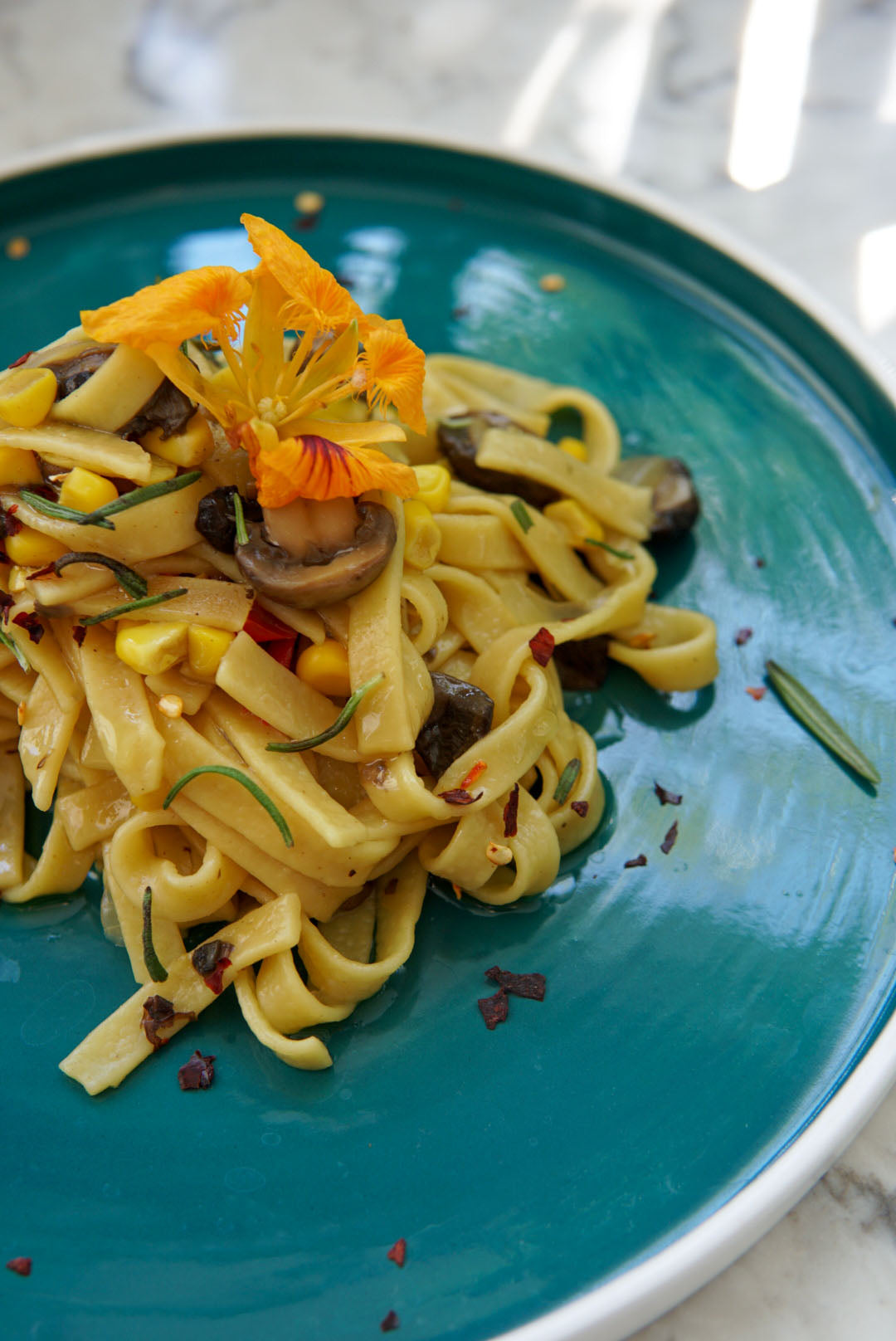 Tek Tencerede Mantarlı Yaz Makarnası