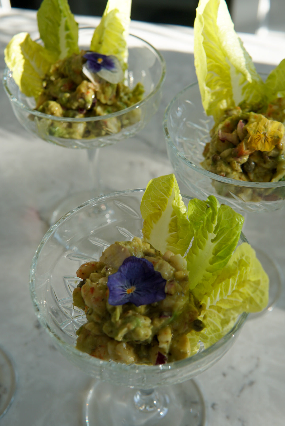 Karides Kokteyl, Avokadolu ve Kaparili Pesto Sos ile