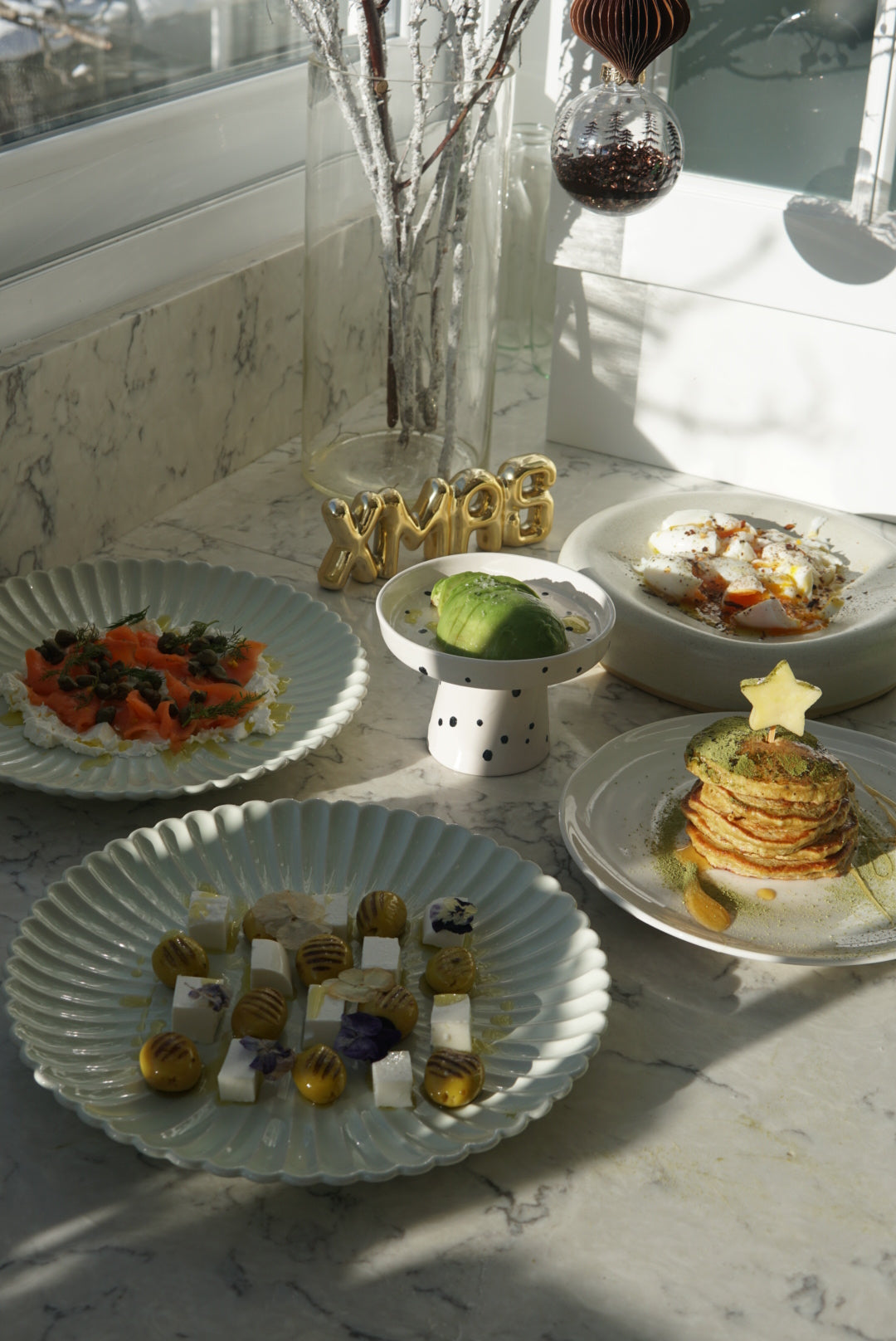 Yeni Yılın İlk Günü kahvaltı masası, lezzetli yiyecekler ve dekoratif detaylar ile süslenmiş.